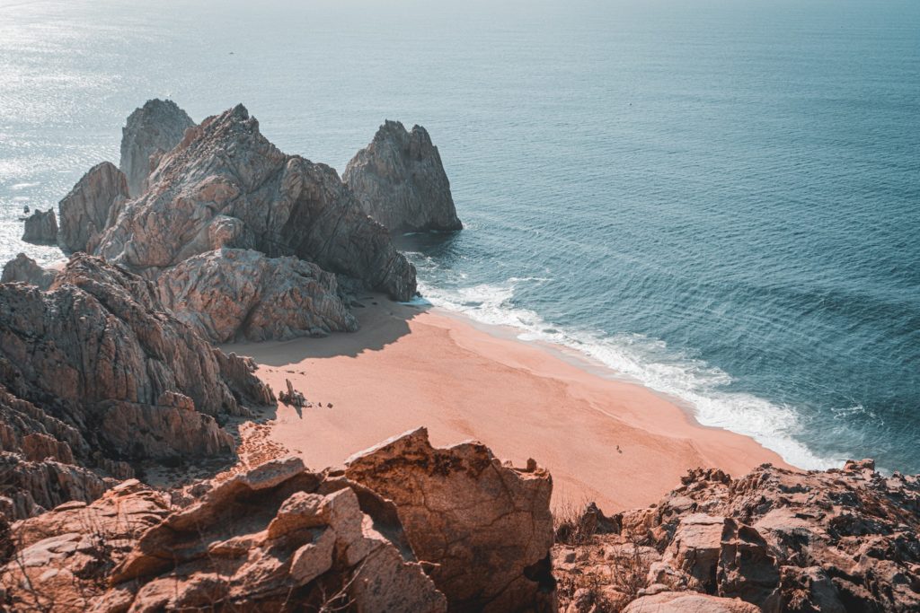 Foto de formación rocosa cerca del mar